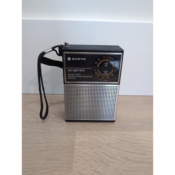 Vintage Sanyo RP 5115 FM/AM 2 Band Receiver AC Battery Radio Solid State Working - Picture 1 of 11